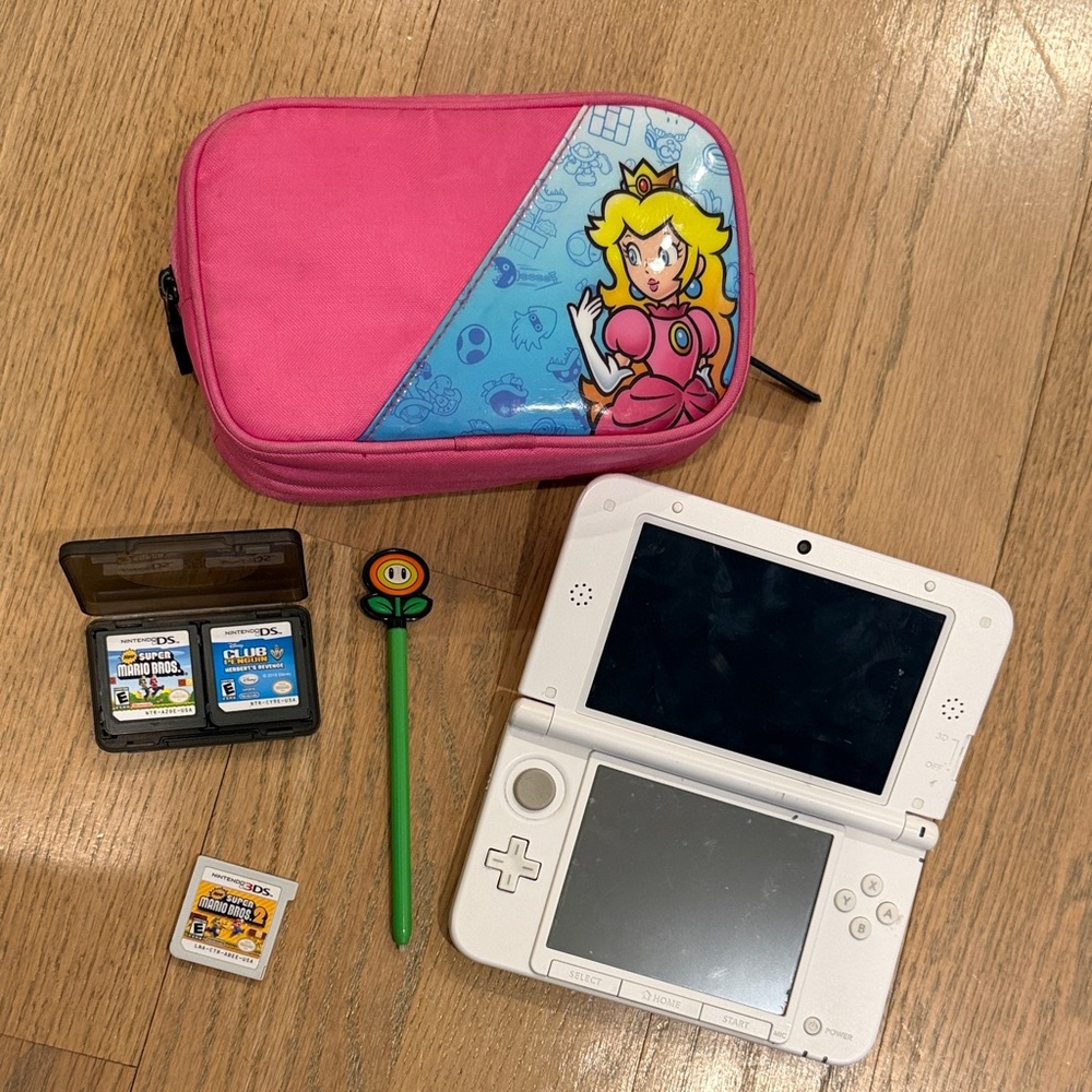 Nintendo Pink and Blue Princess Peach Case with White Console 3ds XL